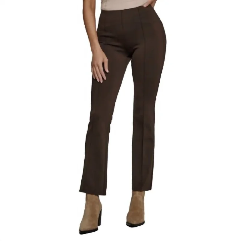 Sporty tight trousers for men with elastic waistband and athletic cut for movement -It Flare Pants In Brown