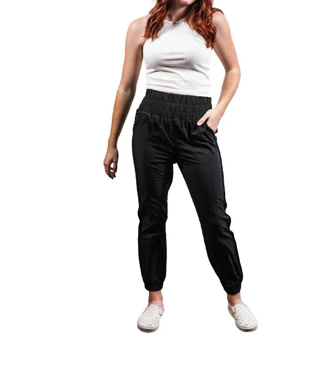 Tight trousers for men with stretch fabric and slim, modern cut -High Waisted Joggers In Black